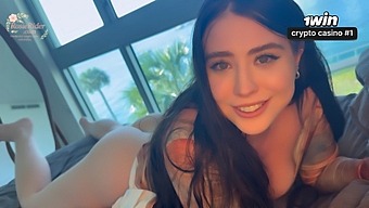 那家伙看到穿着内裤的继妹,开始玩弄她