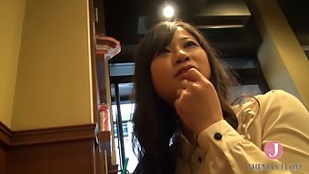 Momoko的丰满身材和惊人的乳房让她难以置信地拥抱