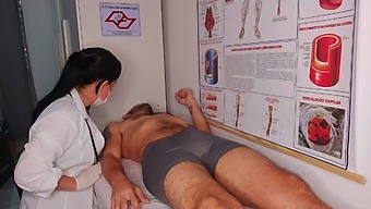 一个男孩在护士面前硬了一个。