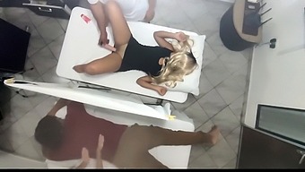 医生在夫妇按摩院里操纵和与丈夫的妻子做爱