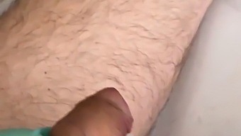 SugarNadya女士的打蜡服务:客户在镜头前达到自发高潮