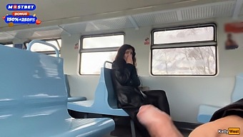 凯蒂·韦斯特在公共火车旅行和随后的马车散步中射了一大堆。