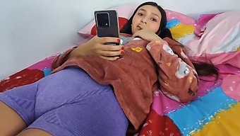 Rosibel在自制青少年视频中与她的继父进行了一次诱人的邂逅。
