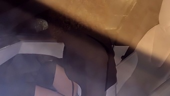 年轻的意大利妻子的丈夫安排她在车里和另一个男人做爱。