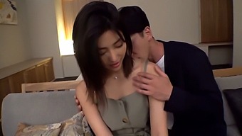 一个自然的亚洲美女口交并被猛烈地操!