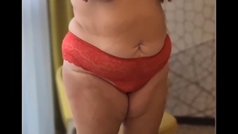 成熟的女人沉迷于肛交游戏,并获得独自满足