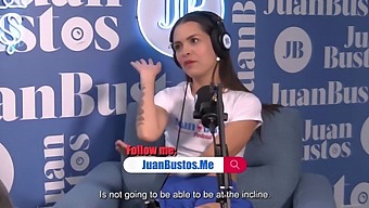 Yessica Bunny在性爱机器上的激情户外骑行
