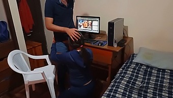 女佣发现了我:我在房间里取悦自己,我的女佣意外地走进来,发现我在看成人内容。她太兴奋了,要求我的注意