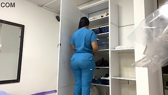 大天然乳房的拉丁裔病人在办公室里涂上油并被记录下来