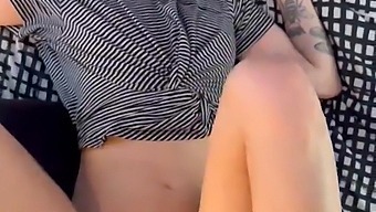 一个肌肉发达的白人男子用巨大的阴茎猛烈地插入我的阴道,POV