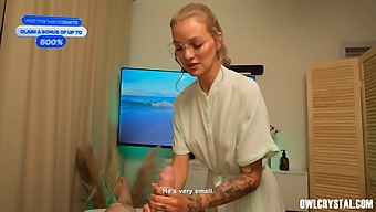 按摩师受不了她的客户,于是就和他亲热起来。