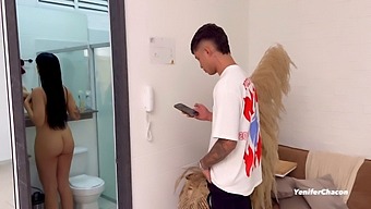 继兄妹的偷窥倾向导致了一次令人兴奋的邂逅。