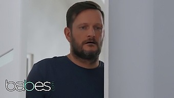 继父的口交和吸吮青少年的阴茎