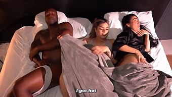 大屁股继女和继父一起上床,黑大屌激情上演。