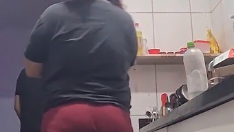 粗壮的后妈在厨房里被操,这种禁忌行为让人欲罢不能。
