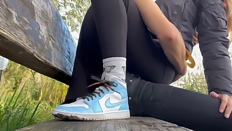 业余足部恋物癖者在公园里与年轻的金发女郎亲密接触