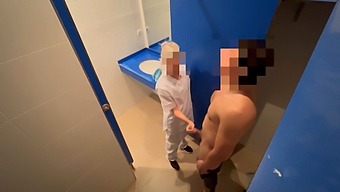 我在健身房里被一个清洁女孩抓住自慰,她主动帮我口交并帮我完成