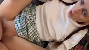小胸部和棕色头发的少女在入口处加入群交