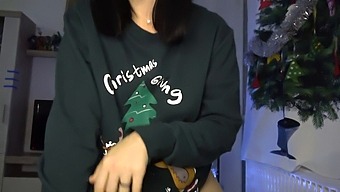 安娜的Xmas献给继兄:热情的口交和内射
